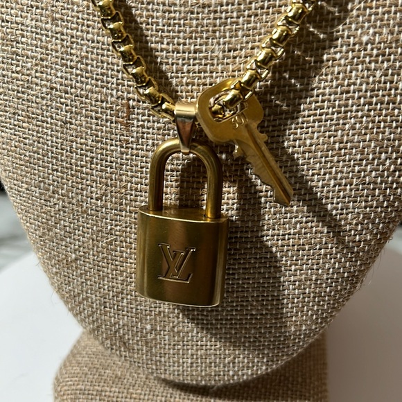 LOUIS VUITTON LOCK AND KEY #301 WITH GOLD PLATED STAINLESS STEEL CHAIN. - Picture 2 of 6
